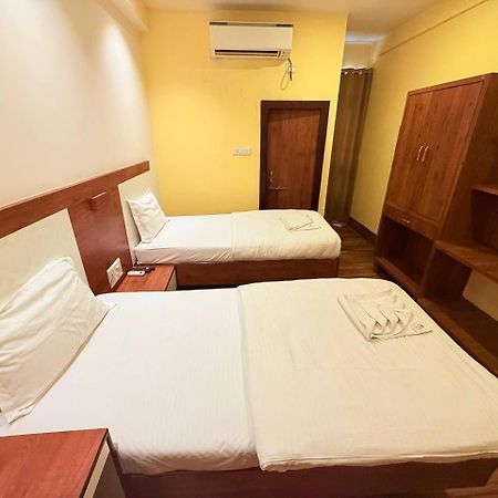 Shivam Hotel Varanasi - Near Kashi Vishwanath Temple With Parking And Lift Exterior photo