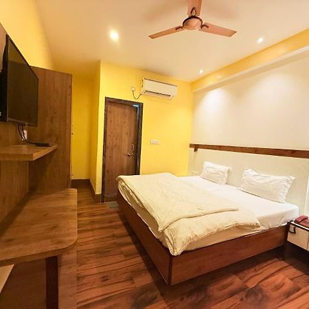Shivam Hotel Varanasi - Near Kashi Vishwanath Temple With Parking And Lift Exterior photo