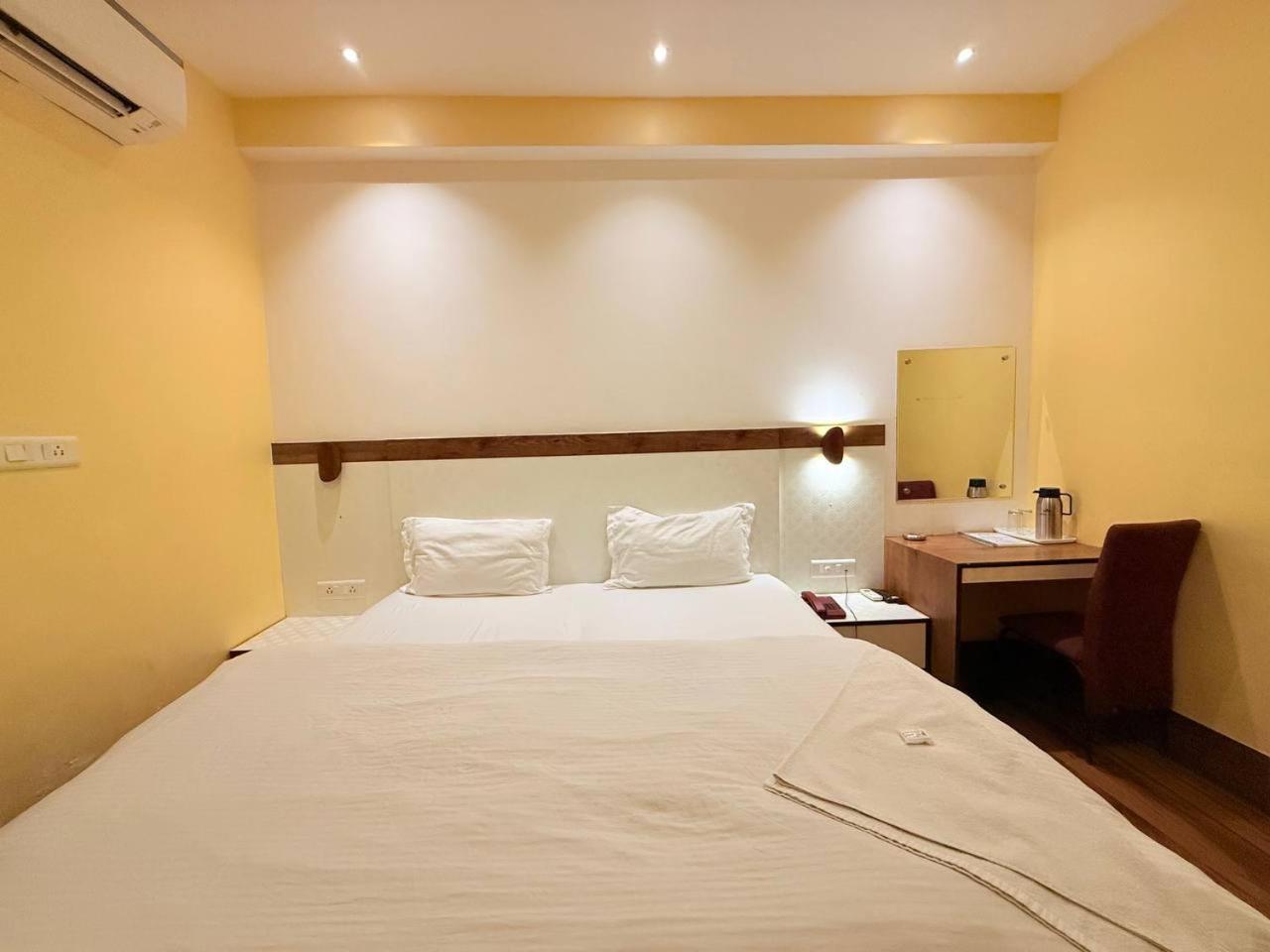 Shivam Hotel Varanasi - Near Kashi Vishwanath Temple With Parking And Lift Exterior photo
