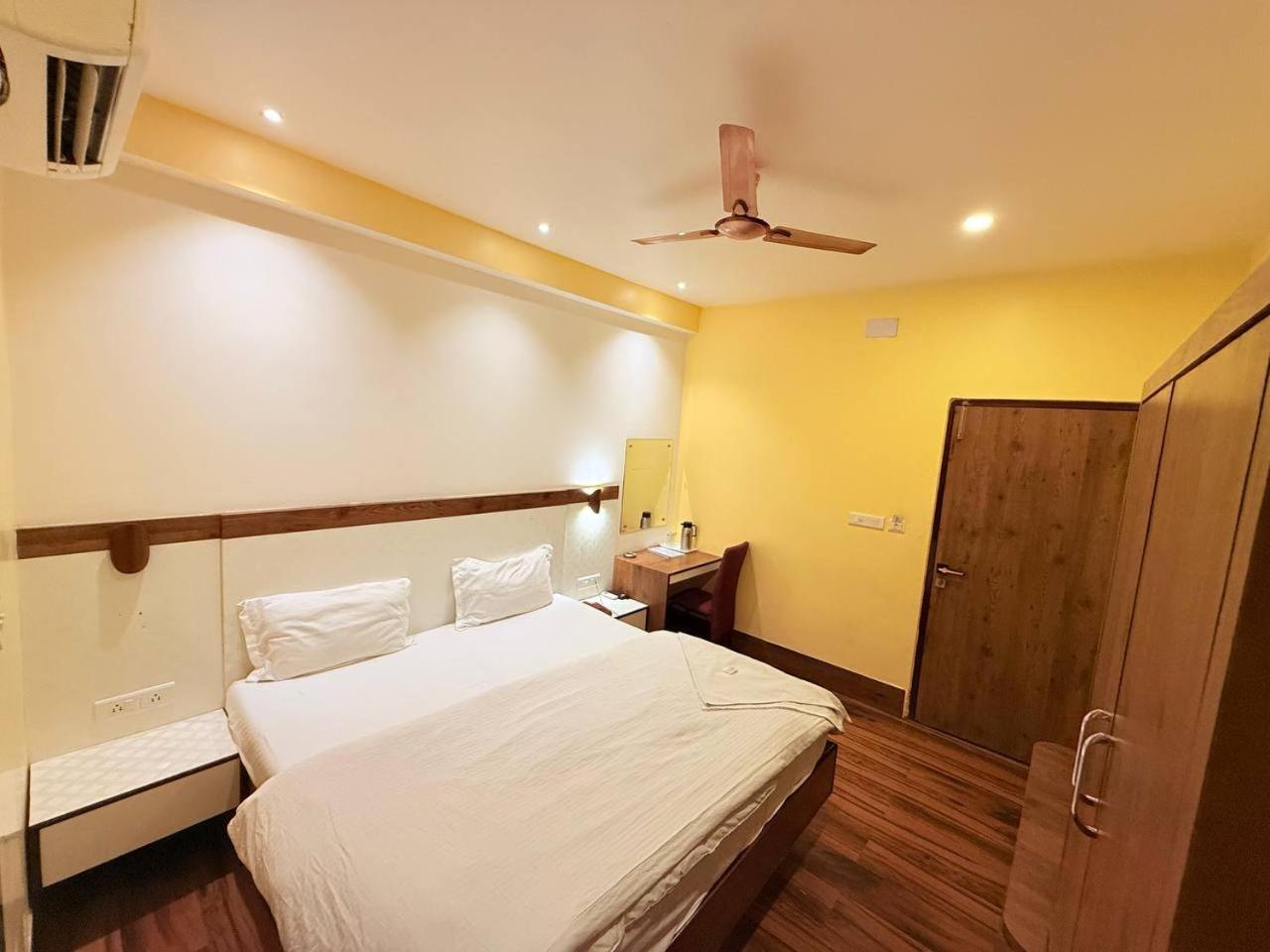Shivam Hotel Varanasi - Near Kashi Vishwanath Temple With Parking And Lift Exterior photo