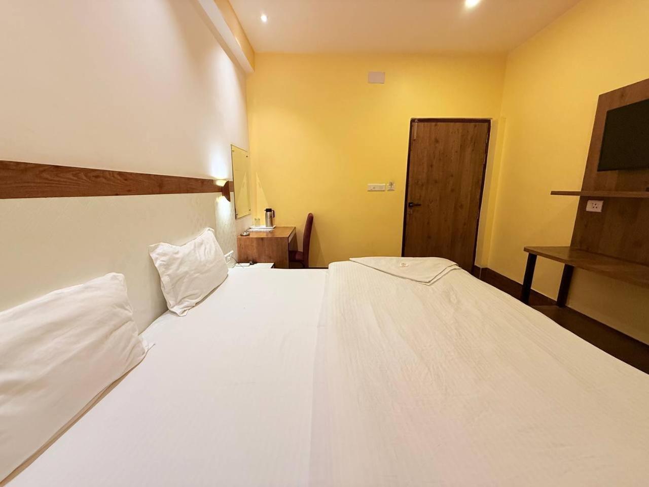Shivam Hotel Varanasi - Near Kashi Vishwanath Temple With Parking And Lift Exterior photo