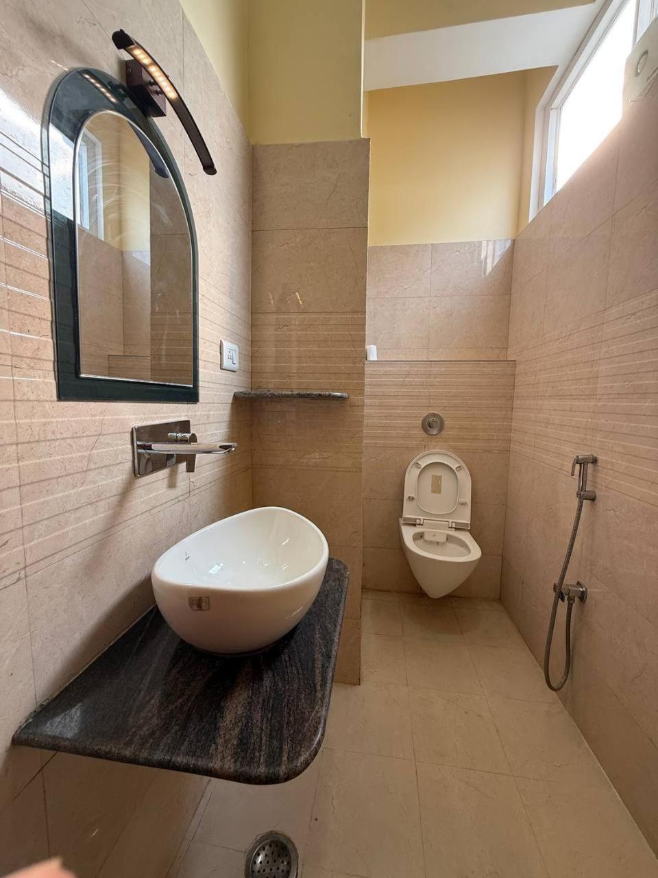 Shivam Hotel Varanasi - Near Kashi Vishwanath Temple With Parking And Lift Exterior photo