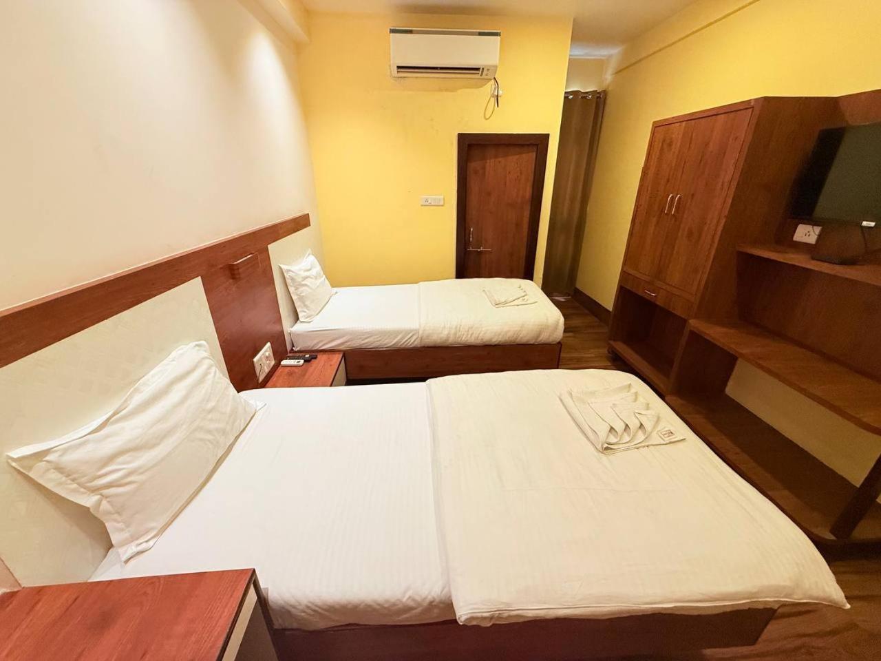 Shivam Hotel Varanasi - Near Kashi Vishwanath Temple With Parking And Lift Exterior photo
