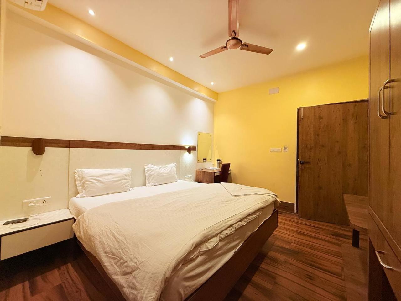 Shivam Hotel Varanasi - Near Kashi Vishwanath Temple With Parking And Lift Exterior photo