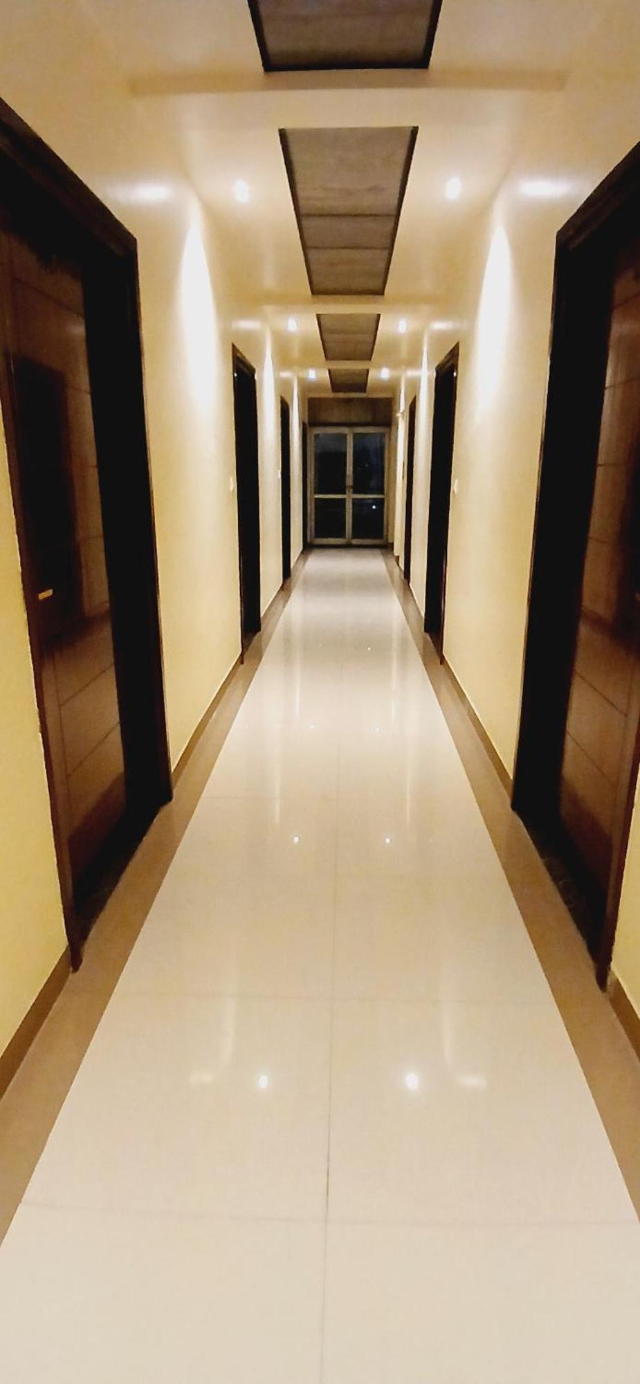 Shivam Hotel Varanasi - Near Kashi Vishwanath Temple With Parking And Lift Exterior photo