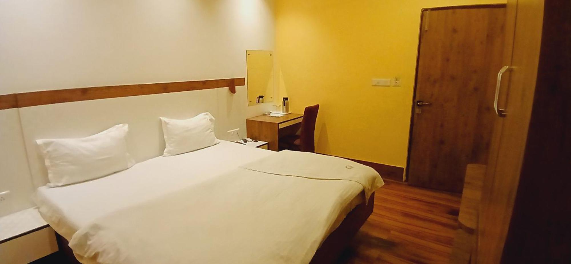 Shivam Hotel Varanasi - Near Kashi Vishwanath Temple With Parking And Lift Exterior photo